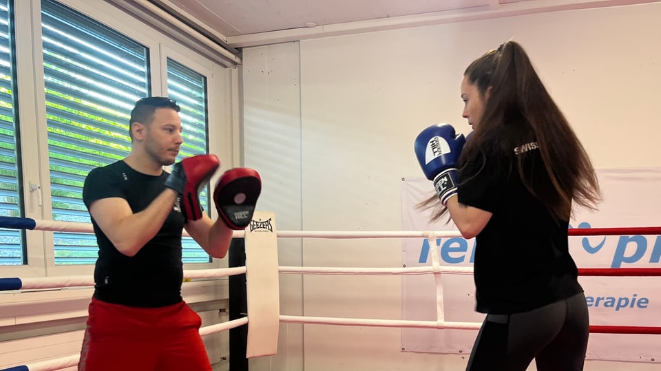 Ana Marija Milisic beim Boxtraining mit ihrem Trainer Timur Topcu. 