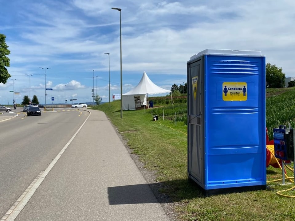 Ein mobiles WC am Strassenrand in Küsnacht.