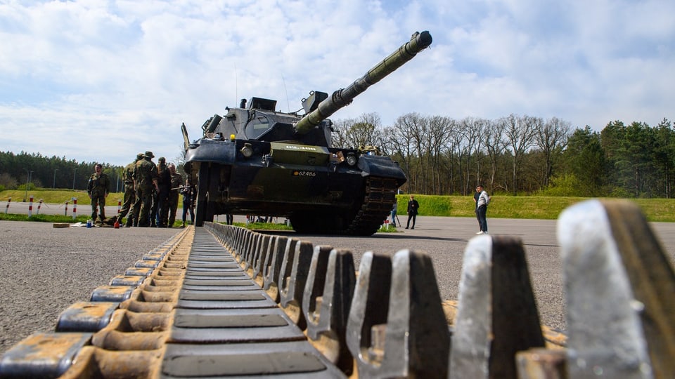 Ukrainische Soldaten arbeiten an einem Kampfpanzer vom Typ Leopard 1 A5.