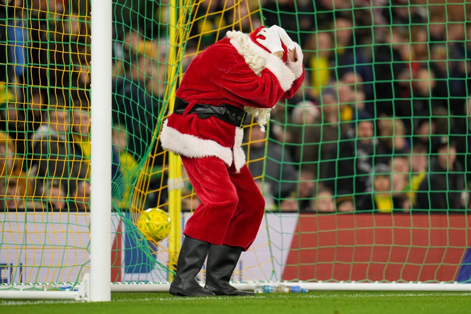 Weihnactsmann im Fussballtor.