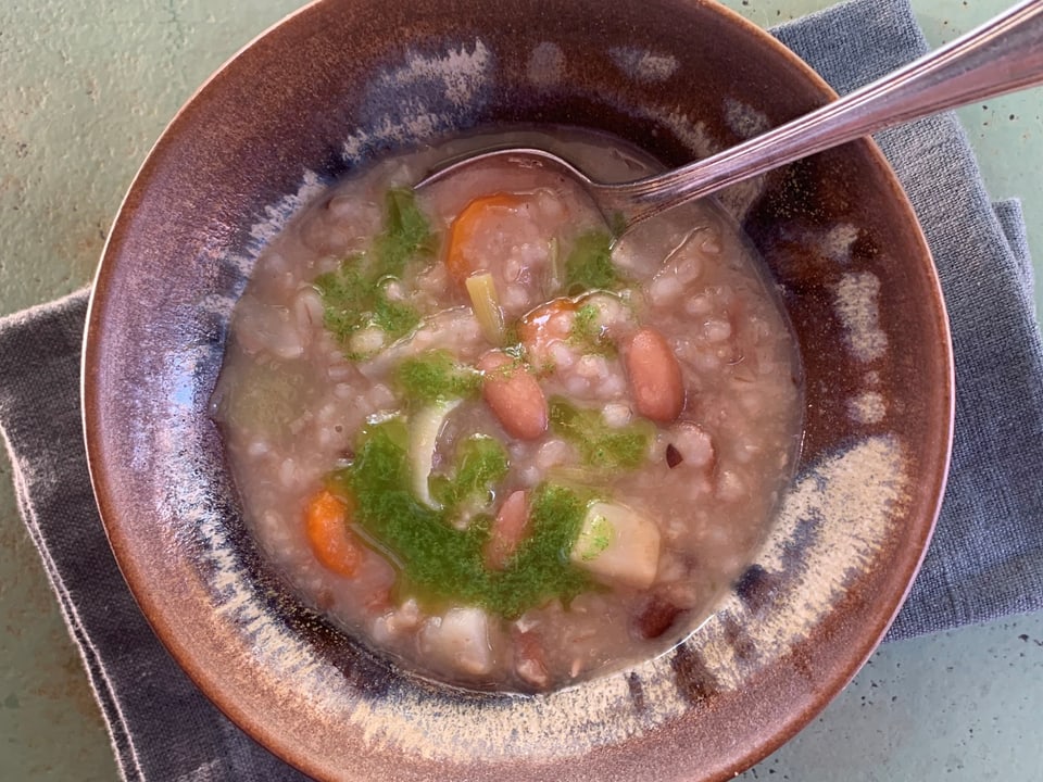 Choschtsuppe mit Bohnen, Gerste und Gemüse.