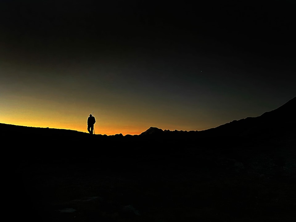 Silhouette eines Jägers in der Ferne im Morgenlicht