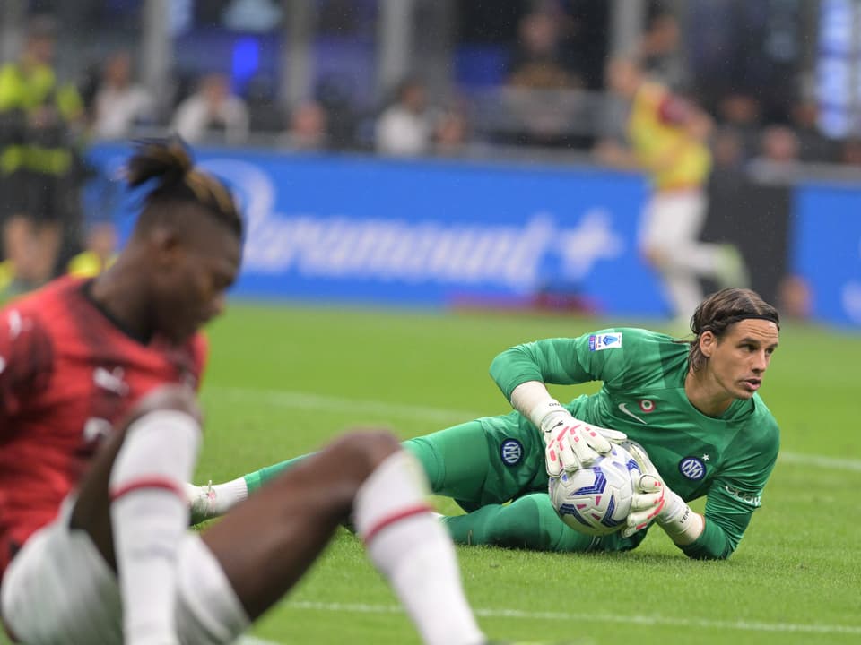 Yann Sommer hält den Ball.