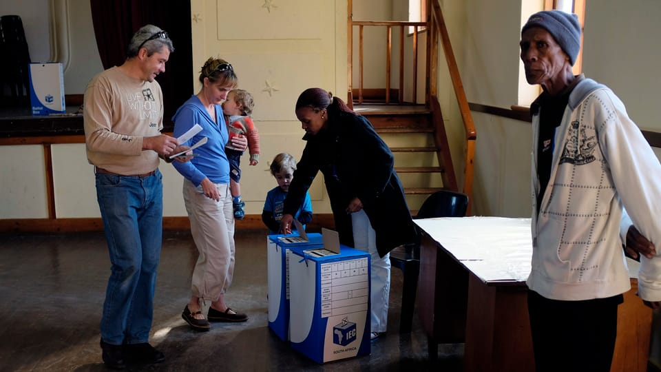 Südafrikanerinnen und Südafrikaner geben ihre Stimme für die Parlamentswahl ab.
