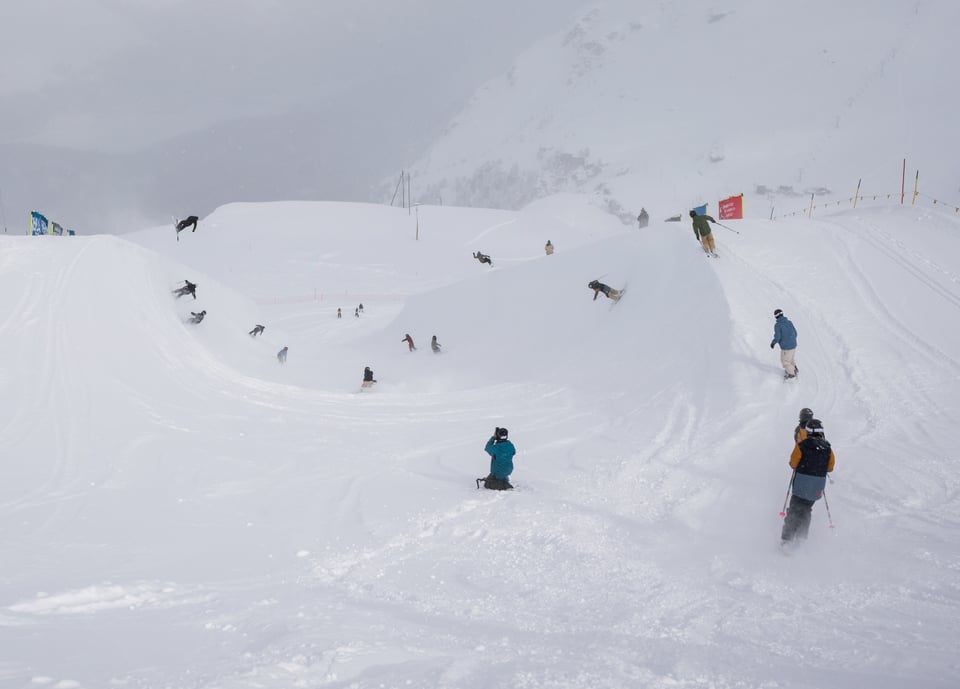 Athleten und Athletinnen in aktion in der Halfpipe