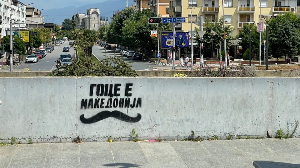 Graffiti auf einer Wand an einer Strasse in Nordmazedonien.