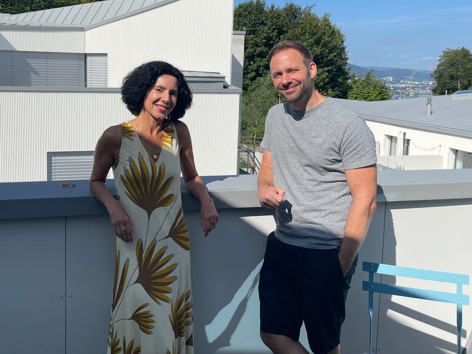 Raquel Amigo und Fabrice Würsten auf ihrem Balkon