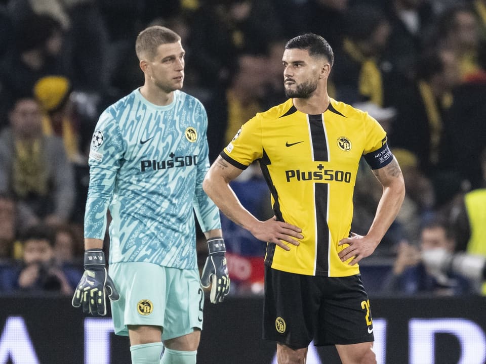 Zwei Fussballspieler de Young Boys in Stadion, einer in Torwarttrikot.