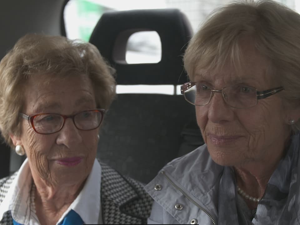 Bei der Holocaust-Überlebenden Eva Schloss fand Elisabeth Ravasio nach ihrer Entlassung aus der Psychiatrischen Klinik eine Anstellung als Kindermädchen. Heute sind die beiden Frauen eng befreundet.