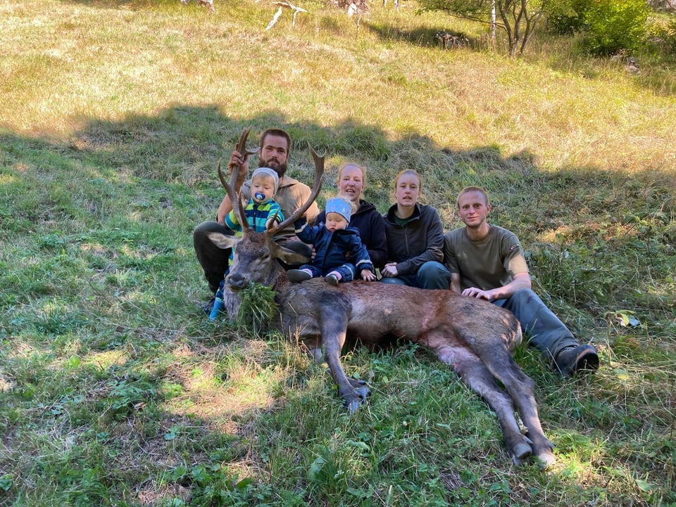 Roman Luzi, sanester, ha sajettà ils 22 da settember in tschierv da 12 irregular da 140 kilos a Vals. Ensemen cun sia dunna, ses figls e dus gidanters.