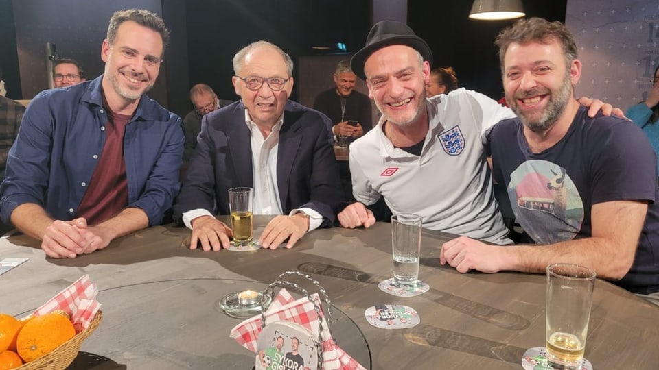 Gastgeber  Tom Gisler, Beni Thurnheer, Anatole Taubman und Vo-Moderator Mämä Sykora lachen für ein Foto in die Kamera