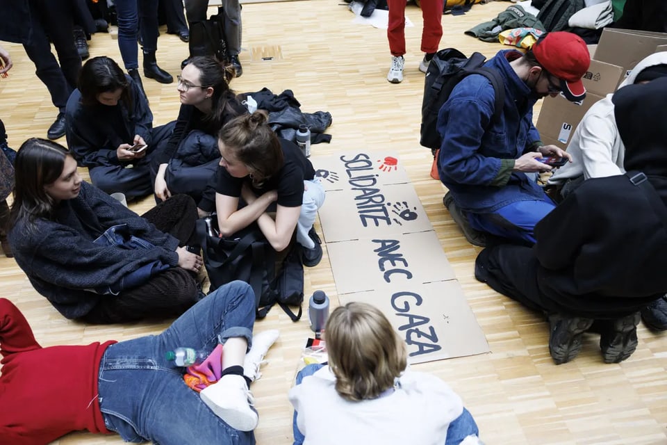 Studierende besetzen Eingang eines Uni-Gebäudes in Lausanne und fordern Boykott israelischer Wissenschafter.