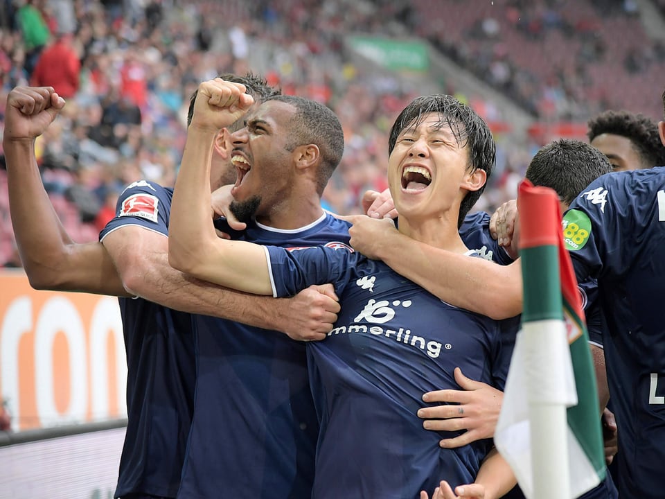 Die beiden Mainzer Spieler Marlon Mustapha und Jae-Sung Lee (v.l.) feiern den Last-Minute-Sieg in Augsburg.