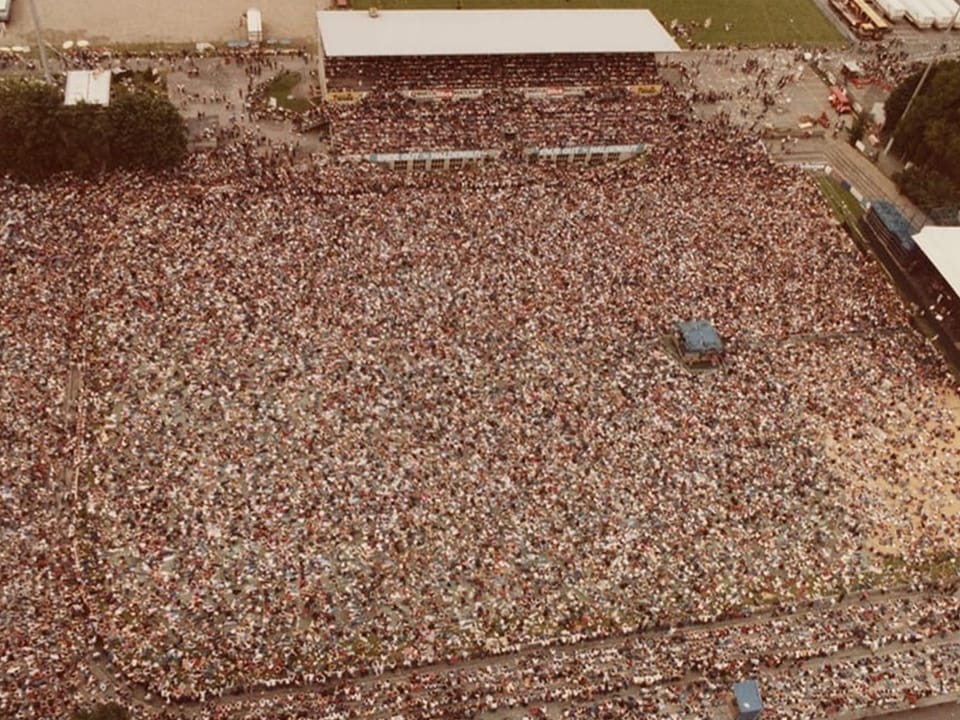 Luftaufnahme des Publikums auf der Winterthurer Schützenwiese vor dem Konzert von Barclay James Harvest 1981.