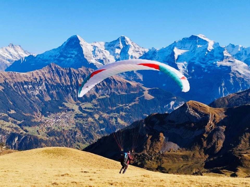 Nicole Glaus am Gleitschirmfliegen in den Bergen.