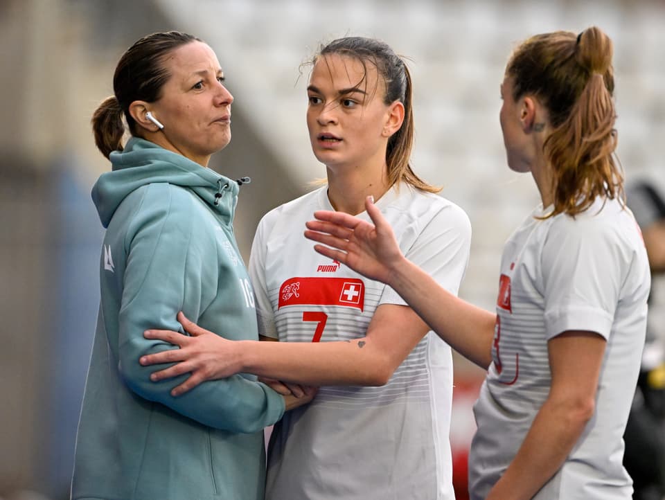 Inka Grings und zwei Spielerinnen.