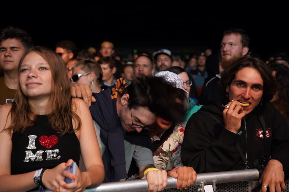 Das Publikum vor der Bühne am Festival in Degen.