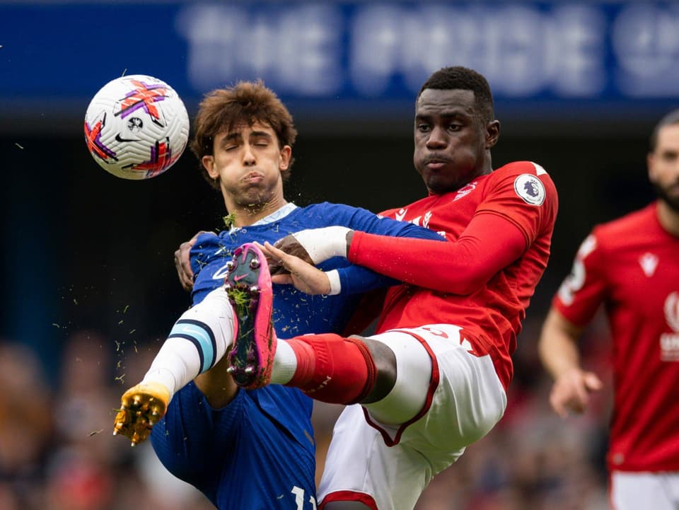 Chelseas Joao Felix (r.) und Moussa Niakhate von Nottingham Forest im Duell. 