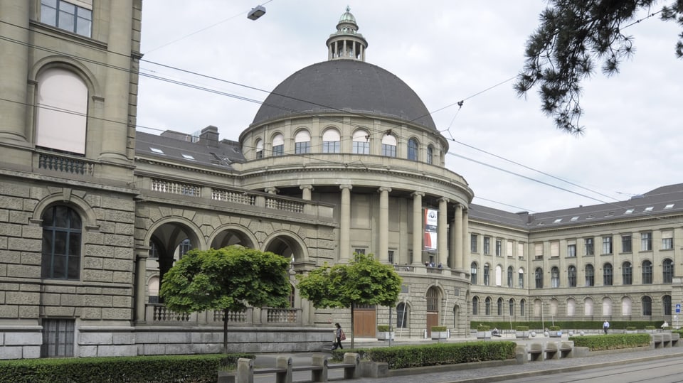 Sicht auf den Haupteingang der ETH Zürich.