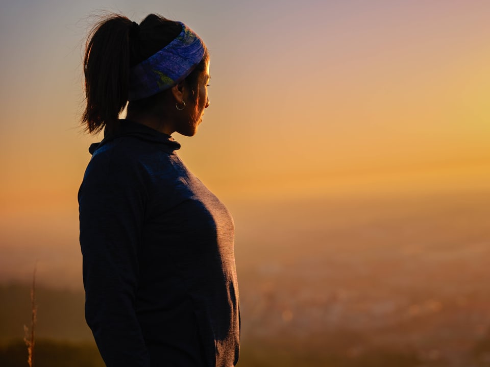 Frau vor Sonnenaufgang