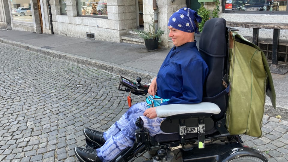Rollstuhlfahrer in Altstadtgasse