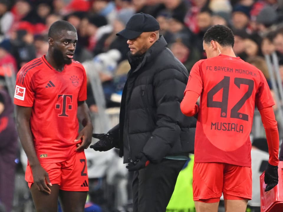 Bayern-Trainer Vincent Kompany gibt seinen Spielern Anweisungen.