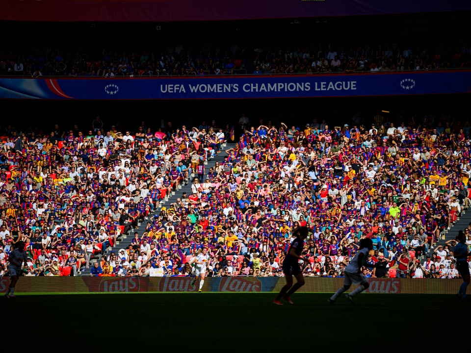 Stadion mit jubelnden Fans bei der UEFA Women's Champions League.