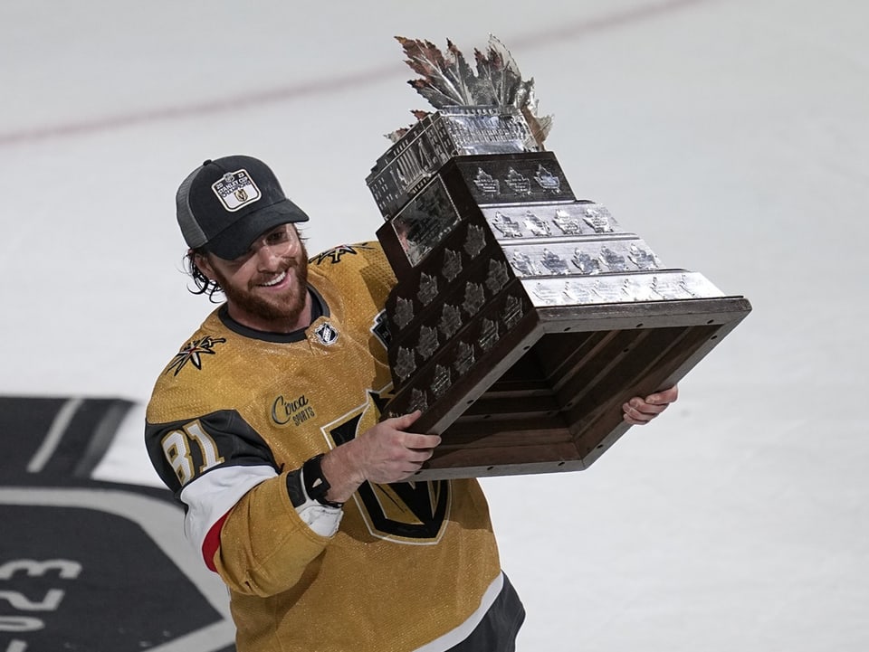 Jonathan Marchessault mit der Conn Smythe Trophy.