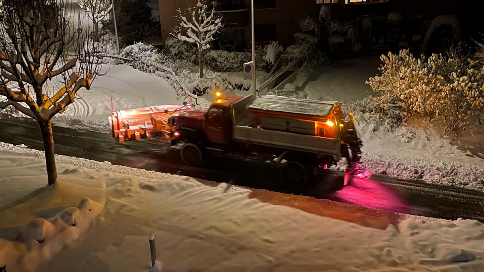 Schneepflug in Gossau/SG im nächtlichen Einsatz.