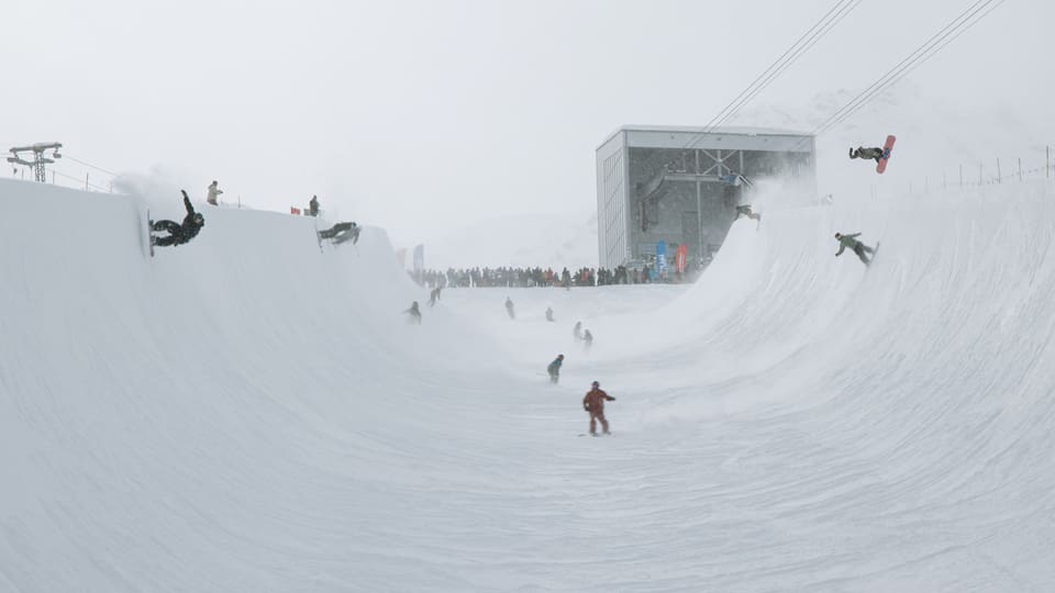 Athleten und Athletinnen in aczion in der Halfpipe