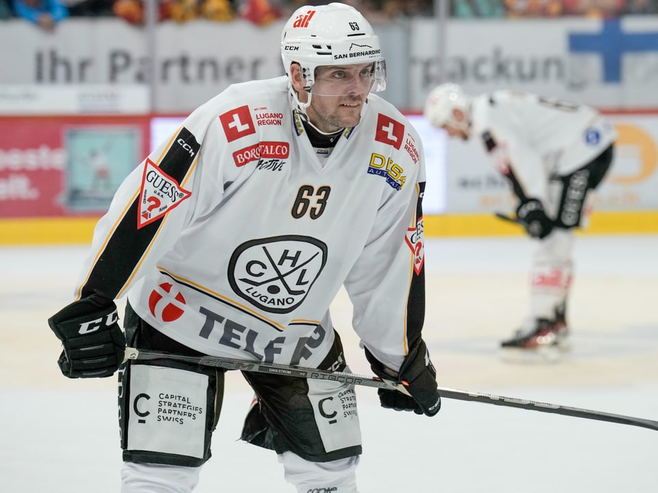 Eishockeyspieler im weissen Trikot auf dem Eis.