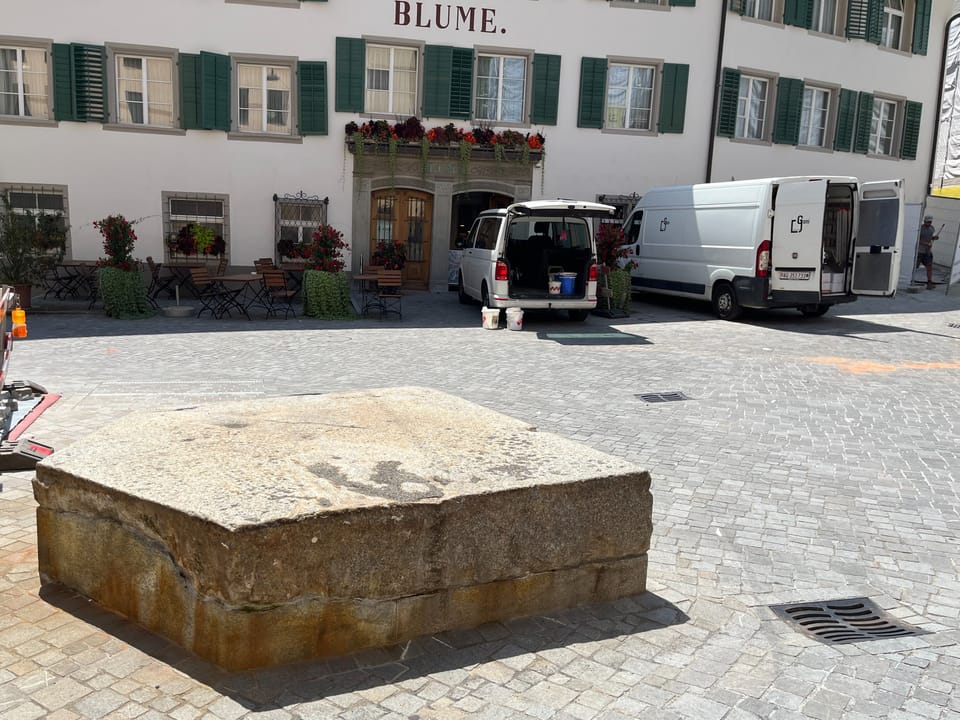 Steinquader auf demKurplatz.