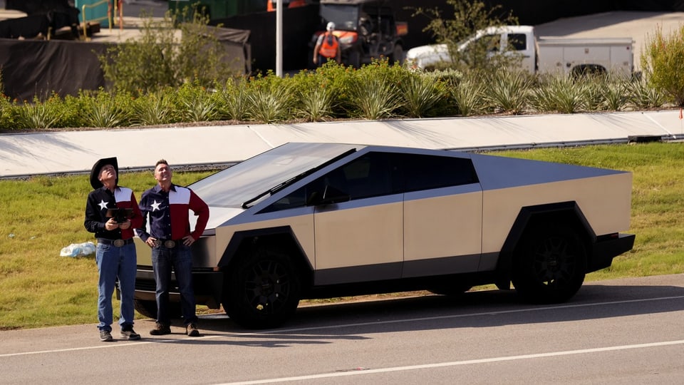 Elon Musk und ein weitere Mann mit dem Tesla-Truck