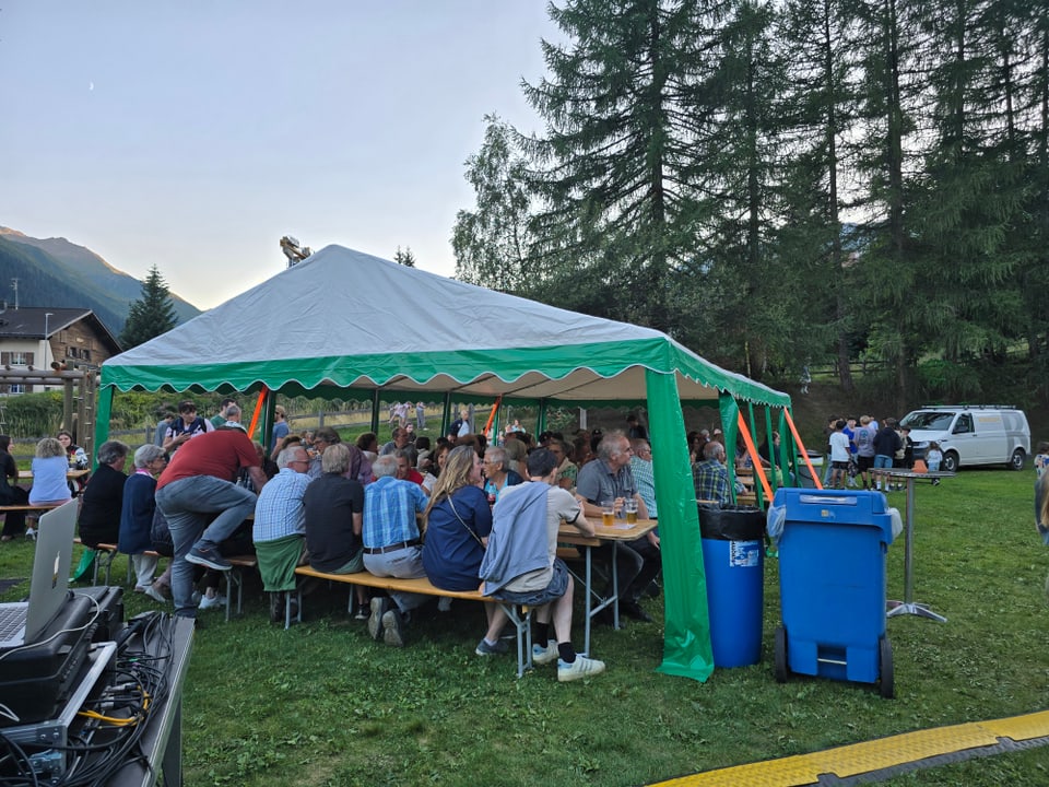 «ROCKseDRUN» ein kleines Musikfestival ohne Eintritt und mit viel rätoromanischer Musik in Sedrun. 