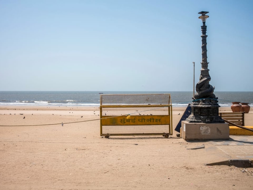 Ein leerer, abgesperrter Strandabschnitt