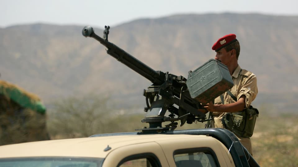 Soldata auf einem Pick-Up-Truck mit einer Kanone