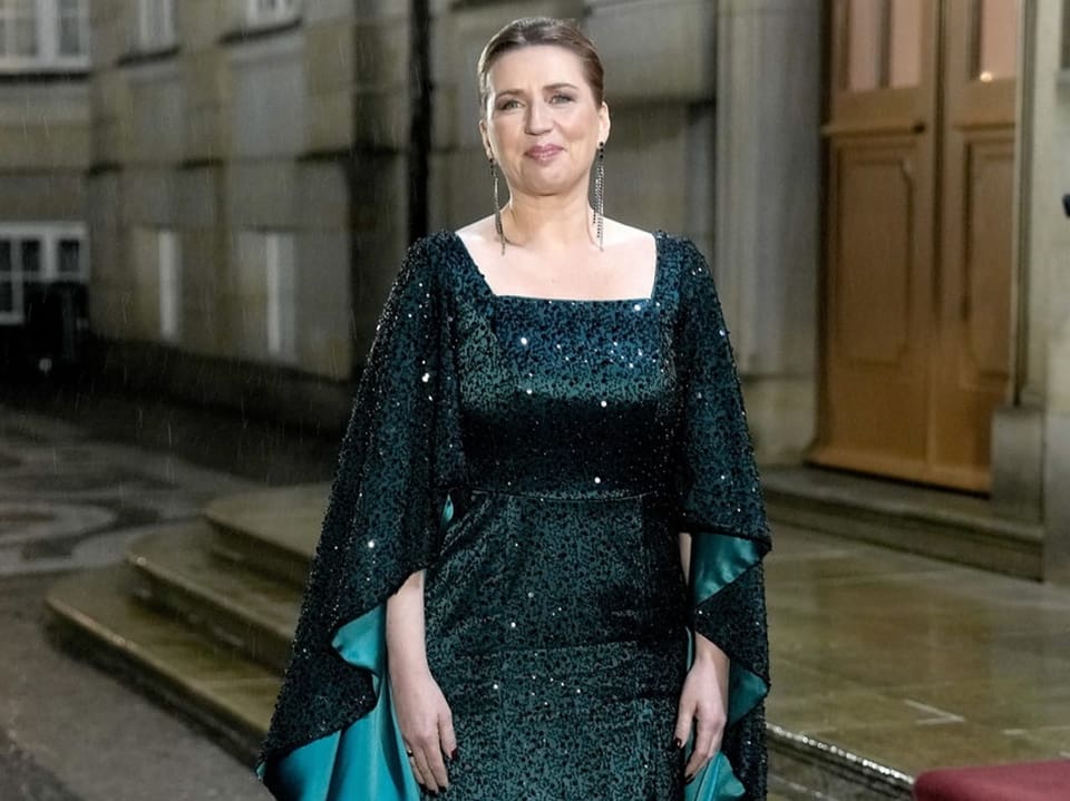 Eine Frau mit einem glitzernden grünen Kleid.