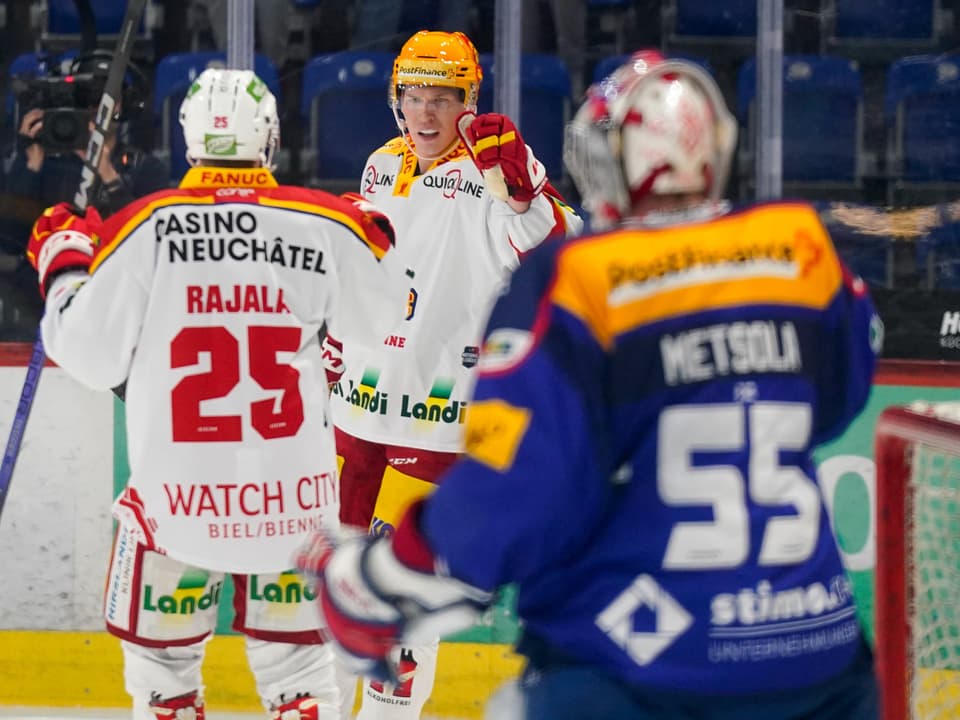 Biels Spieler jubeln hinter Kloten-Goalie Metsola.