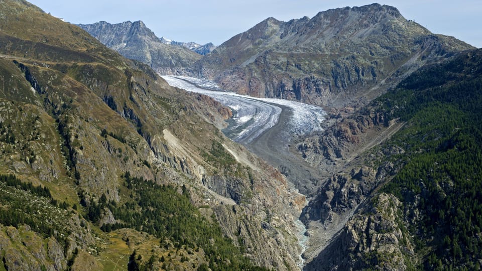 Landschaft mit Gletscher und Bergen.