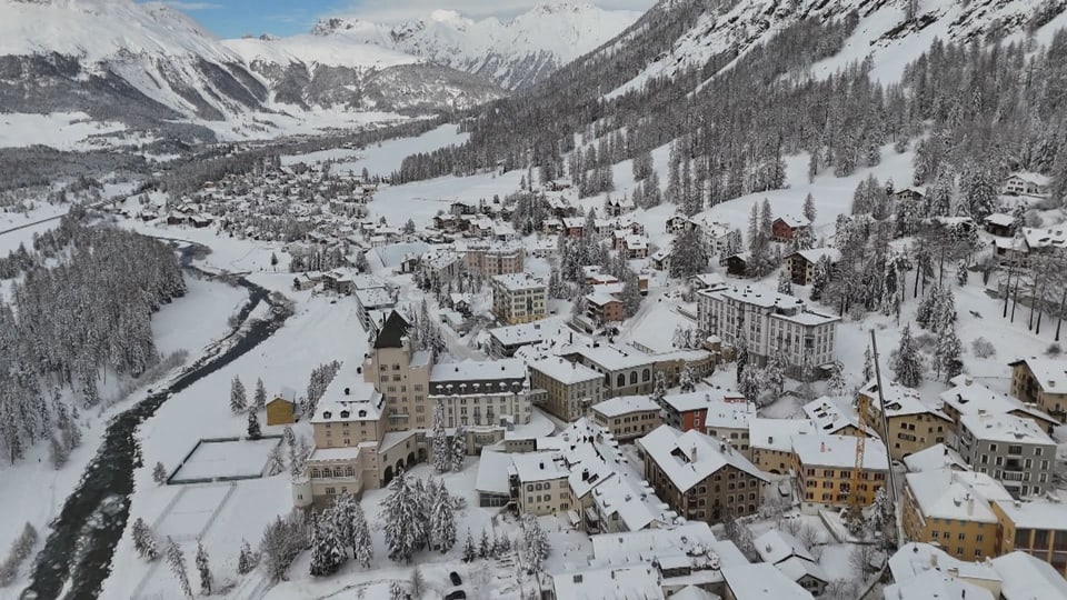 Verschneites Pontresina aus der Vogelperspektive