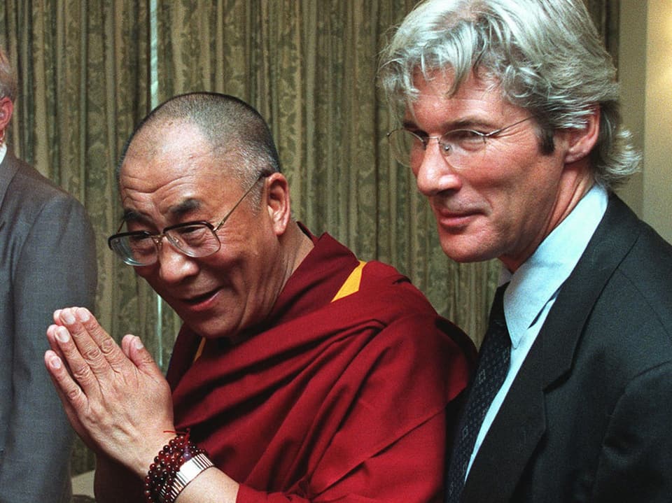 Dalai Lama und der junge Richard Gere posieren für ein Foto