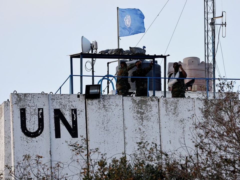 UNO-Wachtturm mit Soldaten und blauem Flagge.