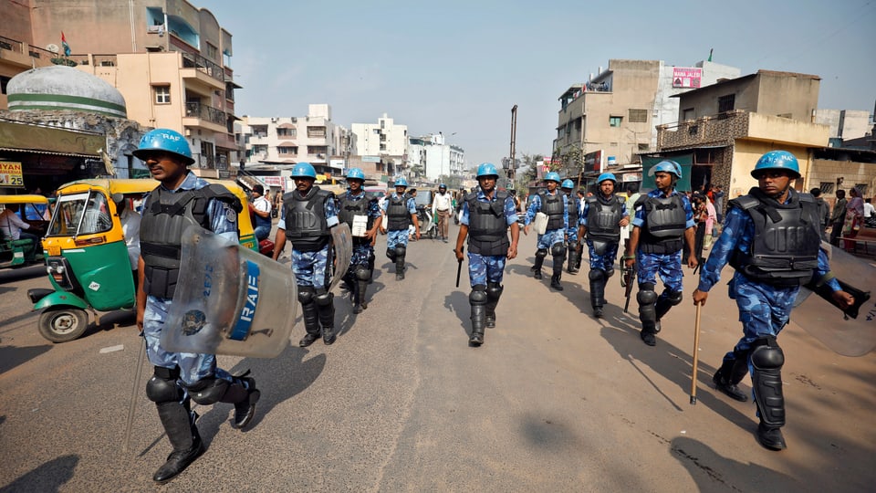 Polizisten marschieren in Ahmedabad auf.