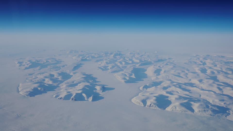 Luftaufnahme von mit Schnee bedeckten Gletschern.