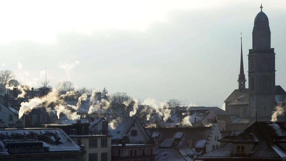 Raucht steigt aus Schornsteinen in der Stadt Zürich.