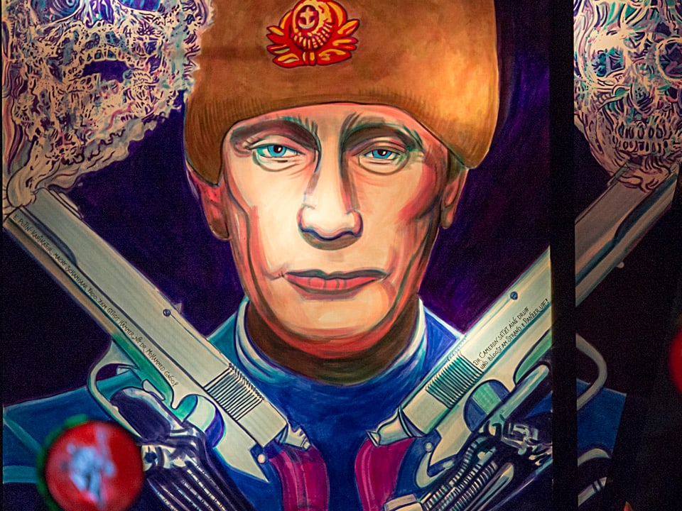 Laterne mit Putin, der zwei gekreuzte Pistolen vor seiner Brust hält