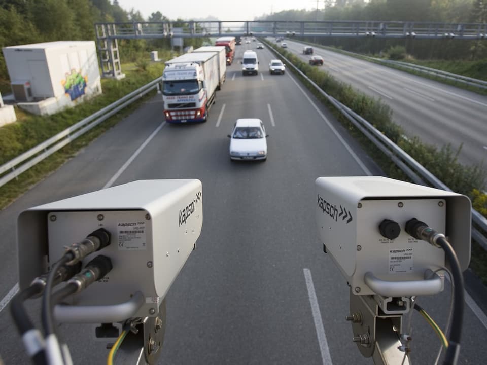 Lastwagen auf der Autobahn bewegen sich auf eine Kamera zu