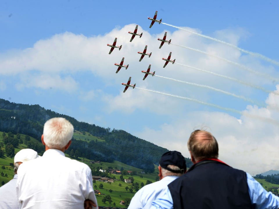 Neun Pilatus-Jets am Himmel