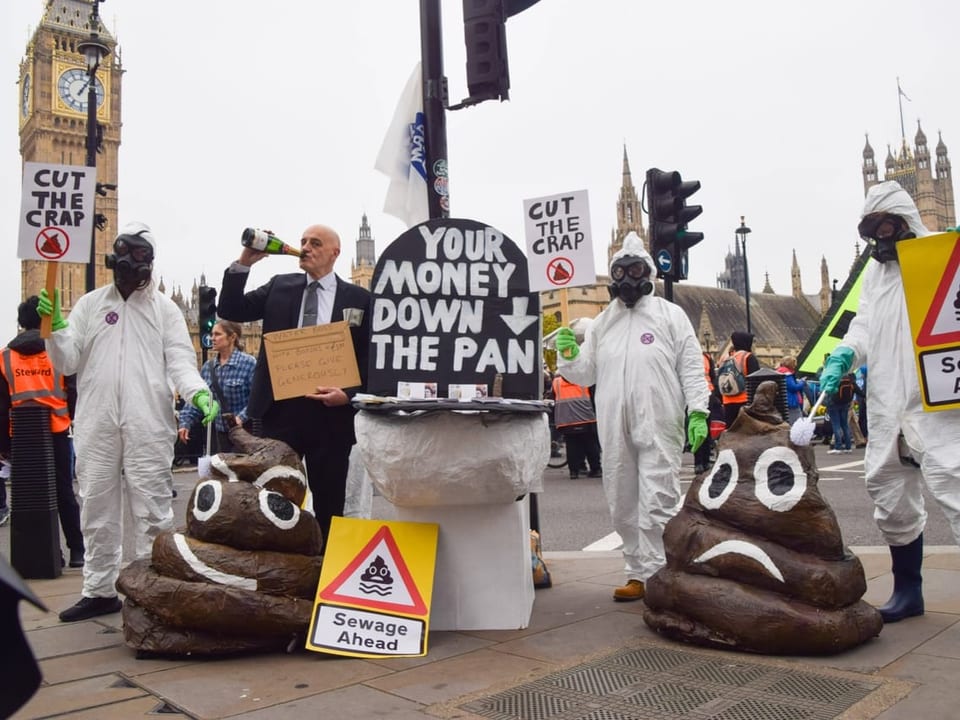 Protest mit Kostümen und Schildern vor Big Ben.