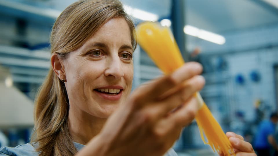 Frau hält Teigwaren in der Hand